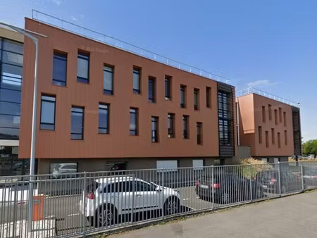 location local professionnel 563m²