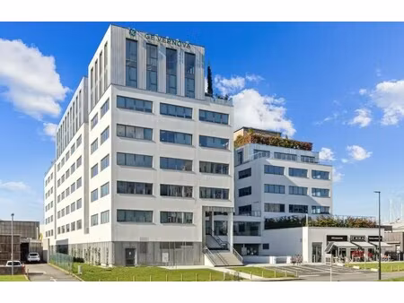 location local professionnel 2 743m²