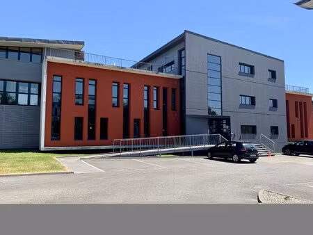 location local professionnel 645m²