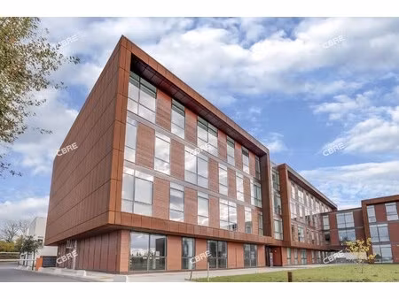 location local professionnel 635m²