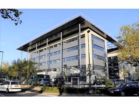 location local professionnel 2 450m²