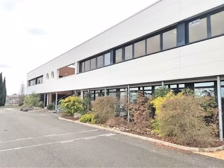 location local professionnel 160m²