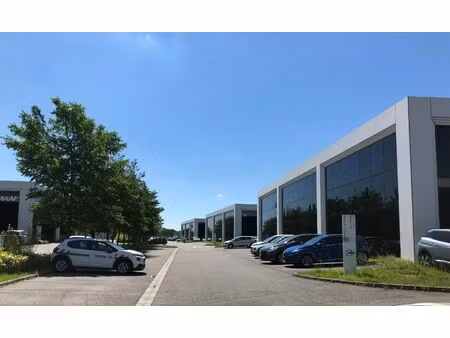 location local professionnel 2 710m²