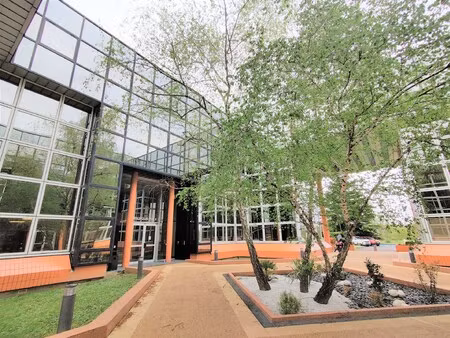 location local professionnel 268m²