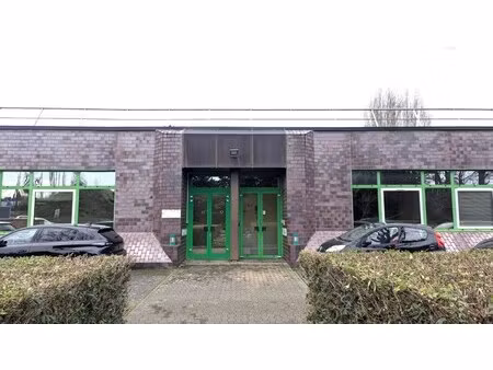 location local professionnel 296m²