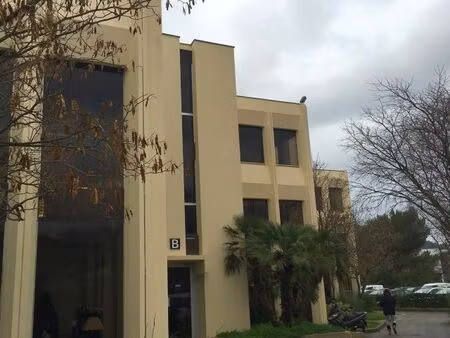 location local professionnel 1 216m²