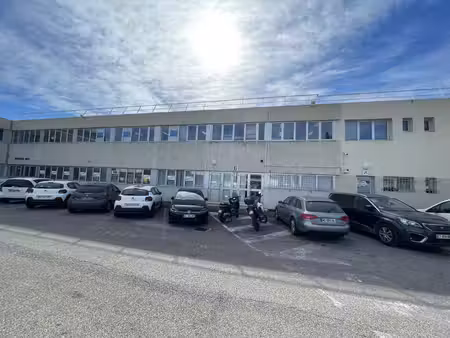 location local professionnel 365m²