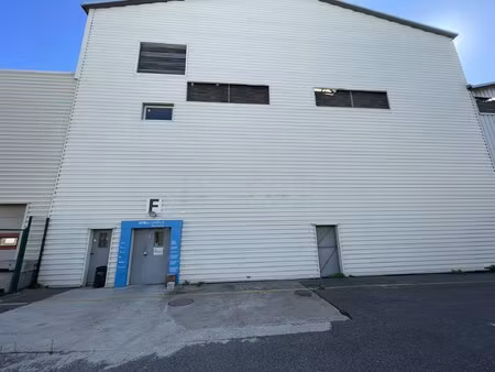 location local professionnel 990m²