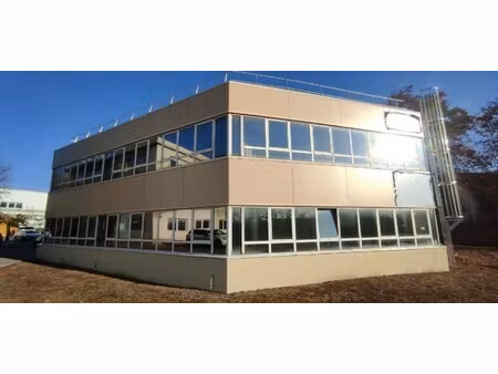 location local professionnel 1 050m²