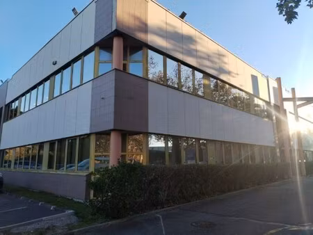 location local professionnel 202m²