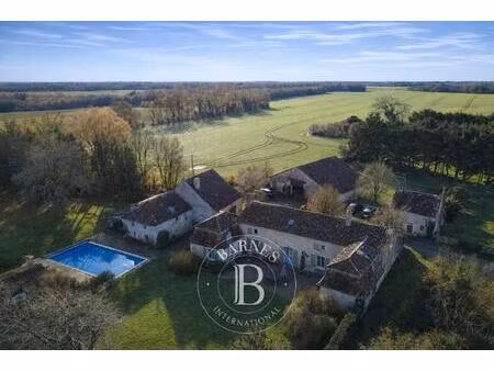 proche saint-savin (86) - manoir du xviiième siècle et ses dépendances - jardin de 8715...