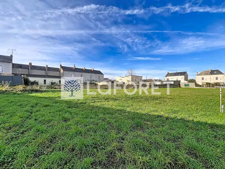 terrain thouars 830m2