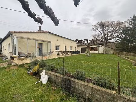 dans un havre de paix maison entièrement rénovée sur plus de 5hectares de terrain et de...