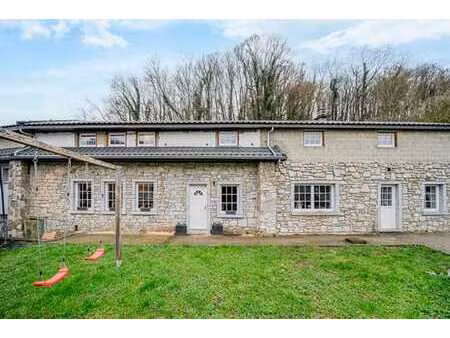 fermette en moellons de 3 chambres sur 4.000m² de terrain.