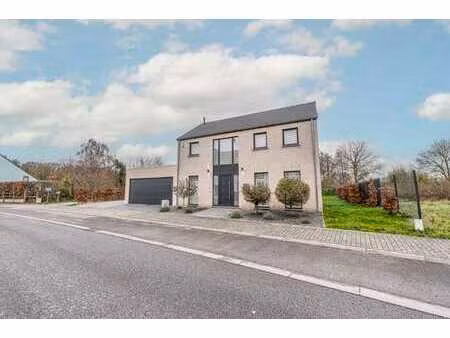 belle villa récente dans un quartier prisé