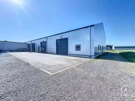 entrepôt avec espace bureau à louer à sorinnes