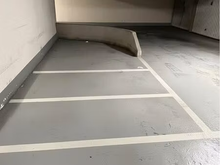 places de scooter dans un parking surveillé