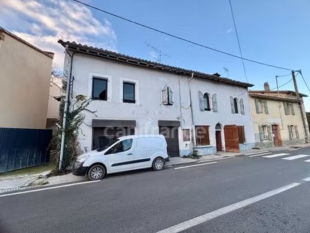 ancien immeuble à rénover de 410 m² avec jardin et parking privatif – larrazet (82)