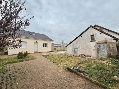 maison de 3 chambres dont une au rez-de-chaussée sur un terrain de 661m²