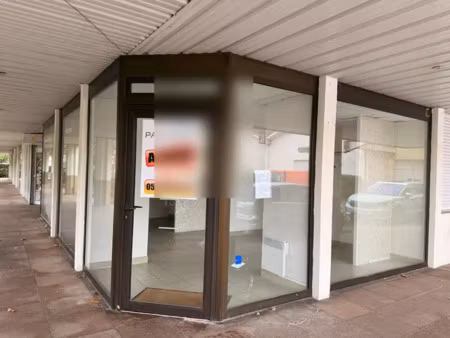 local commercial – 34 m² – rez-de-chaussée avec grande vitrine en angle