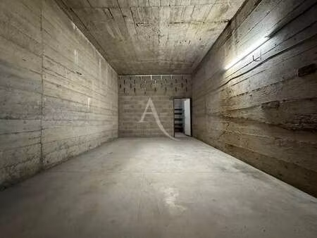 location garage box et parking à laval centre-ville préfecture (53000) : à louer / 42m² la