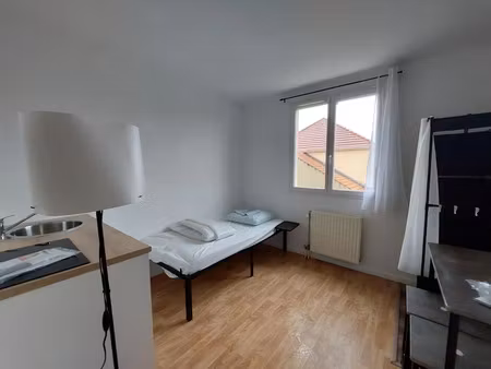location meublée appartement 2 pièces 9 m² à lieusaint (77127)  580 €