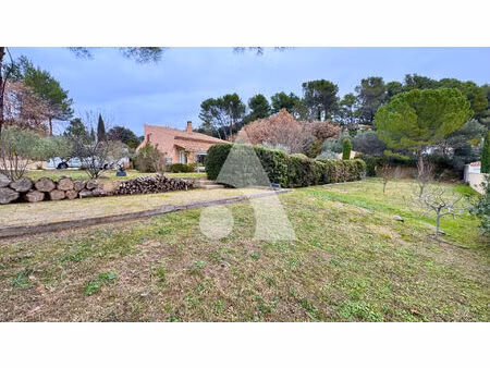 villa t5 d'environ 215 m2 hab - 3116 m2 de terrain - piscine 84120 la bastidonne