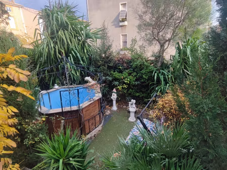 belle maison de village avec extérieur