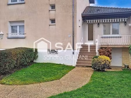 maison spacieuse avec 3 chambres et un grand sous-sol !