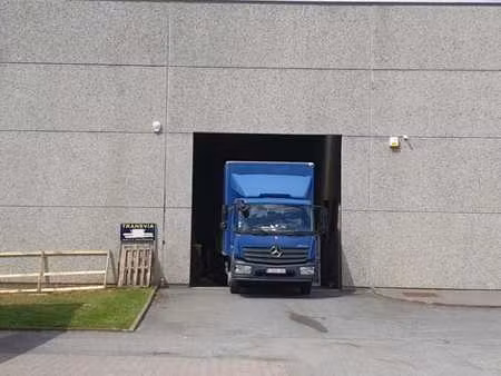 belle surface d'entreposage de 740 m²