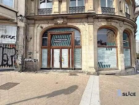 commerce lumineux - porte de hal