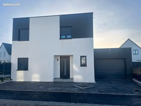 rare maison neuve de 118 9 m² sur un terrain d'environ 4 ares avec piscine