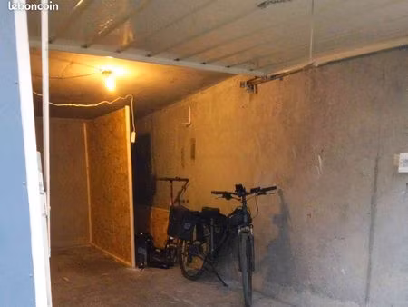 location tiers de garage/box fermé de plein pied (r-0) pour deux roues et stockage  avec é