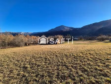 terrain constructible ensoleillé avec vue panoramique.