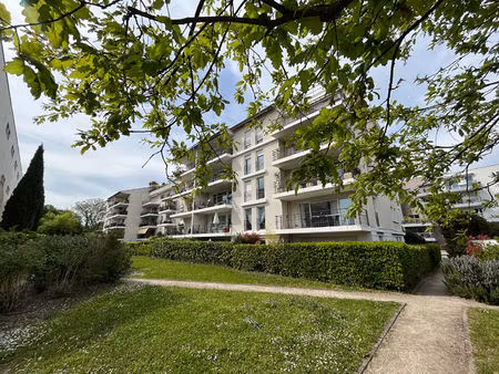 centre  ds resid standing 2000  beau 96.70m²  sejour s/ balcon sud  cuisine agencee  3 cha