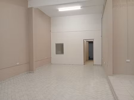 a louer : local commercial / professionnel - 86 m2 - fort-de-france