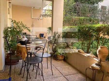 deux-pièces en rez-de-jardin avec terrasse et parking