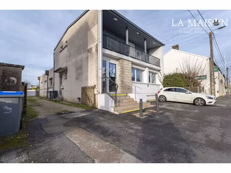 immeuble : local  3 appartements  3 caves et places de parking