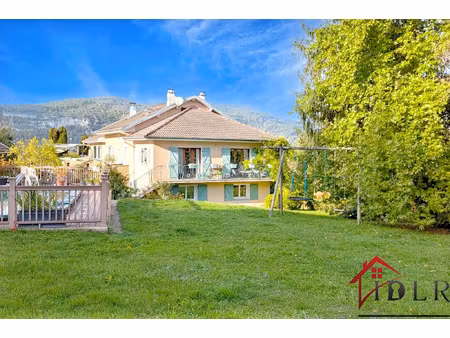 maison familiale avec piscine  grand terrain et appartement