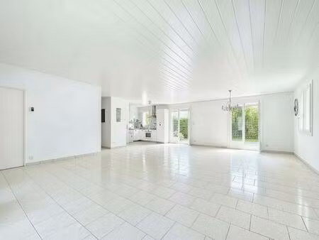 belle pièce de vie lumineuse doté d'un poêle  3 chambres.