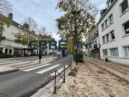 location commerce tours 115 m²