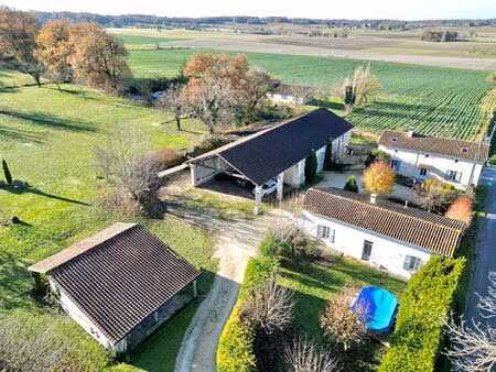 deux maisons à la déco cosy et leurs dépendances