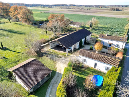 deux maisons à la déco cosy et leurs dépendances