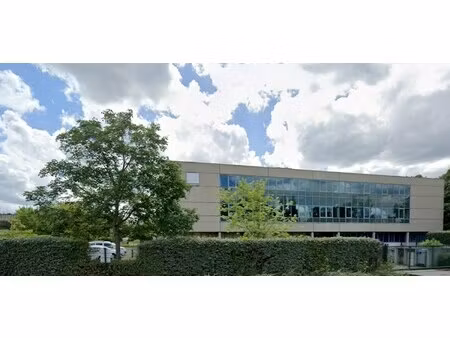 location local professionnel 1 934m²