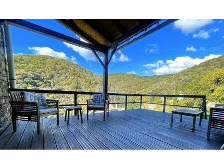 jolie maison en pierre avec vues panoramiques sur la montagne noire dans l'aude