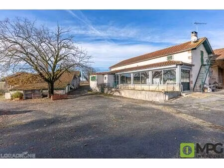 corps de ferme avec grange   1 hectare de terrain.