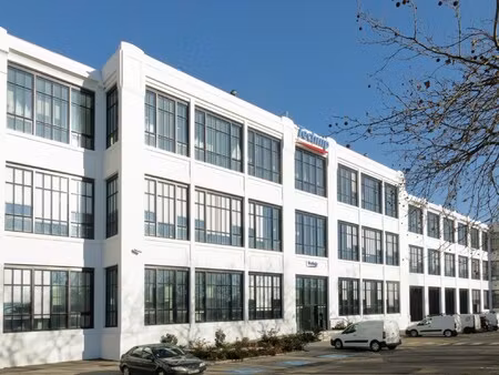 location local professionnel 7 954m²