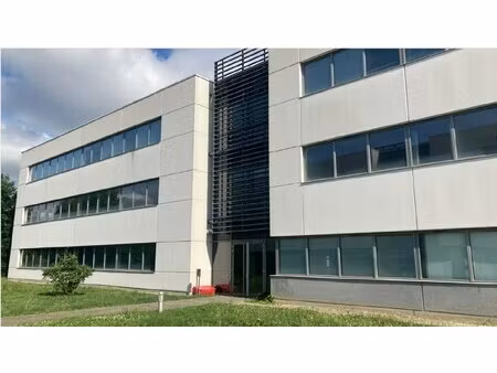 location local professionnel 1 999m²