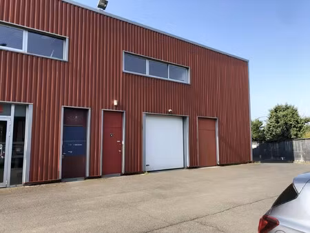 location local professionnel 298m²