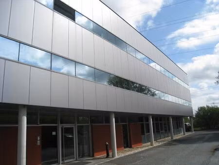 location local professionnel 1 044m²